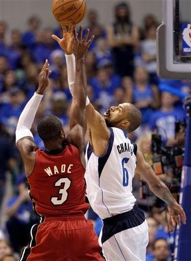 Tyson Chandler  y Dwyane Wade. FOTO: AP