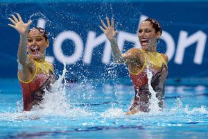 Pareja de nado sincronizado fuera de la pelea por medalla