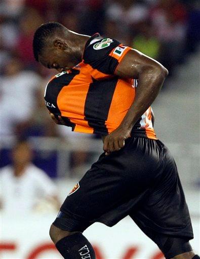 Jackson Martinez cubre el balón tras marcar el gol al 64' (FOTO: AP)