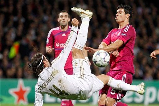 Sergio Ramos disputa el esférico. FOTO: AP