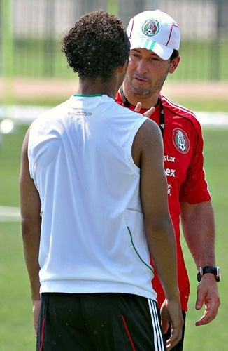 Chepo platica con Gio durante el entrenamiento (FOTO: MEXSPORT)