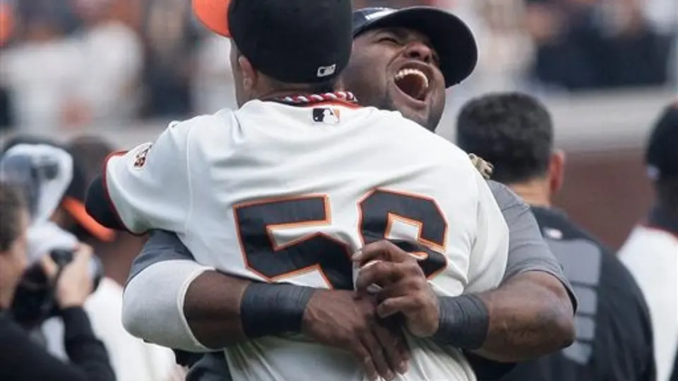 San Francisco va a playoffs tras evitar barrida de Padres