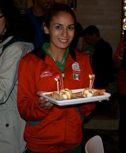Paola Espinosa celebra medalla y cumpleaños en Londres