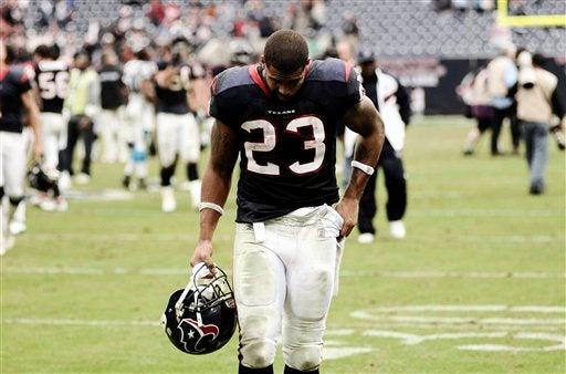Arian Foster sale del emparrillado. FOTO: AP