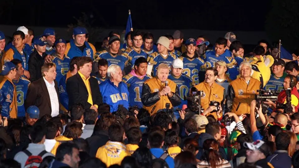 Vitorean a los Auténticos en desfile por el campeonato