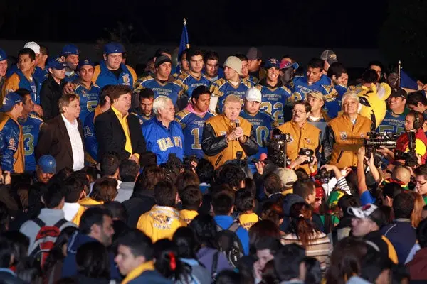 Vitorean a los Auténticos en desfile por el campeonato