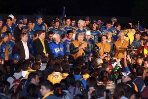 Vitorean a los Auténticos en desfile por el campeonato