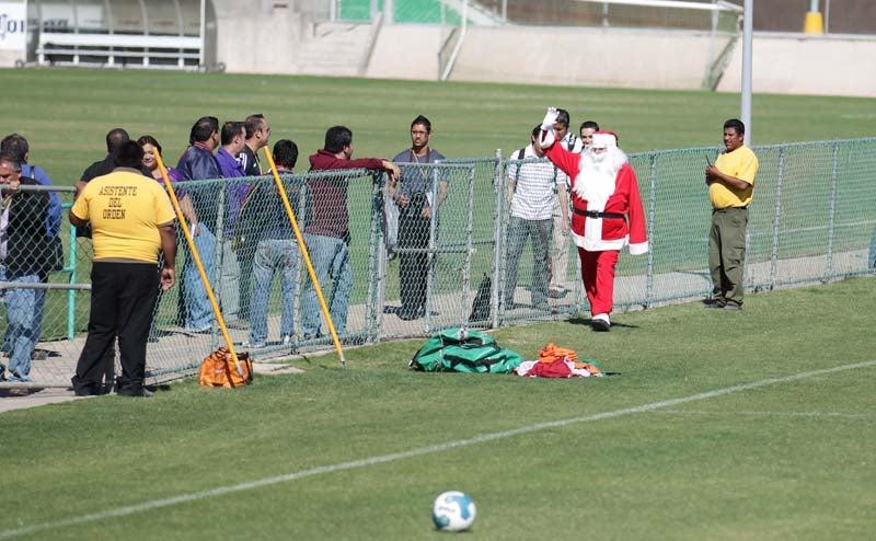El reportero local, Rodolfo Pérez, se presentó en el entrenamiento para dar ánimos al equipo. FOTO: MIGUEL PONTÓN