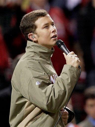 Scotty McCreery es el encargado de cantar el himno de Estados Unidos previo al partido. FOTO: AP