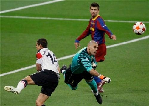 Chicharito en una de sus aproximaciones más claras del juego. FOTO: AP