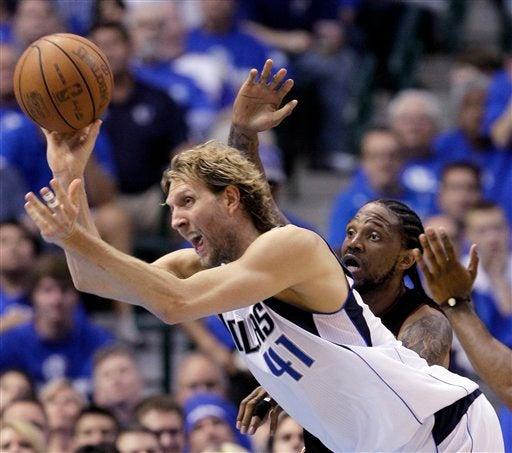 Dirk Nowitzki realiza un pase en la primera mitad. FOTO: AP