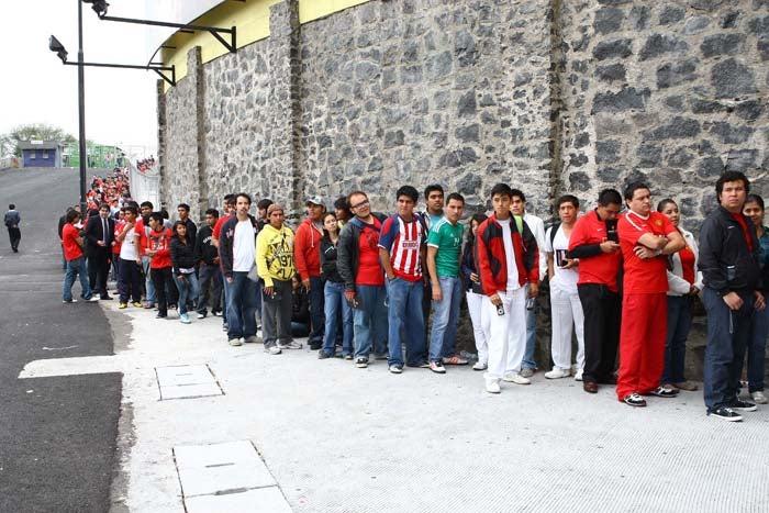 Aficionados al Manchester United se dieron cita para ver el trofeo. FOTO: ESTEBAN LÓPEZ