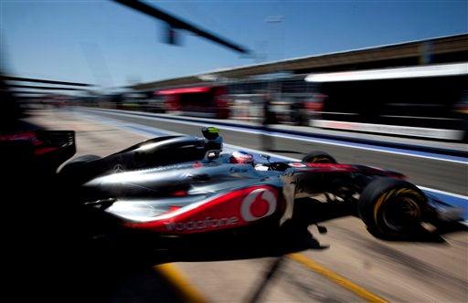Jenson Button al salir del garage para enfrentar su entrenamiento libre. FOTO: AP