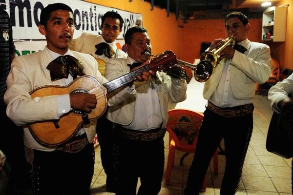 Al son de 'El Rey' y el 'Corrido de Monterrey' los jugadores celebraron su retorno triunfal. FOTO: ISRAEL MARTÍNEZ