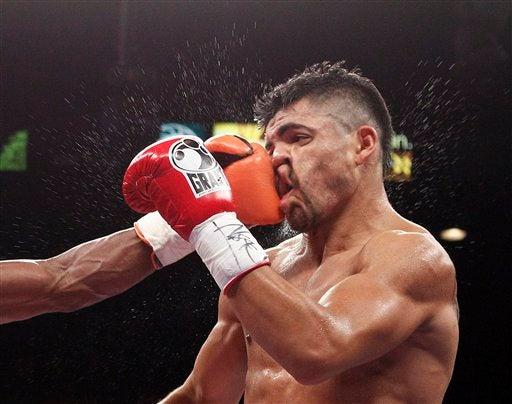 Tras noquear a al mexicoamericano Víctor Ortíz en el cuarto round. FOTO: AP