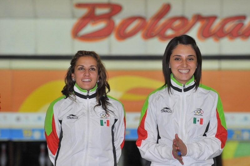 Las mexicanas en el podio, previo a recibir su medalla. FOTO: EVA BECERRA