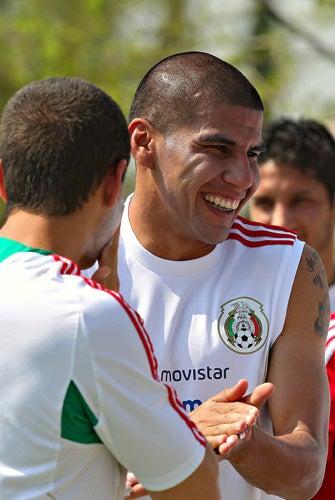 Carlos Salcido bromea durante la práctica (FOTO: MEXSPORT)
