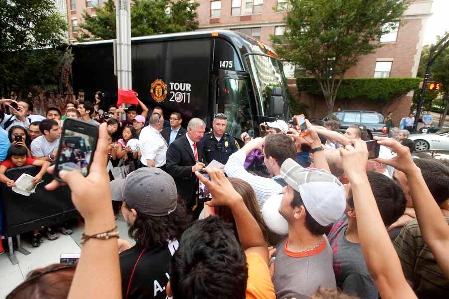 Mientras el Manchester continúa con su itinerario, Chicharito reposa en el hospital. FOTO: CÉSAR VICUÑA