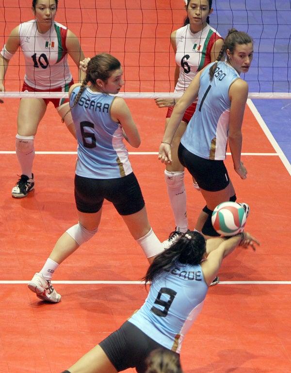 La selección mexicana de voleibol Sub-18 enfrenta a su similar Argentina. FOTO: INDE