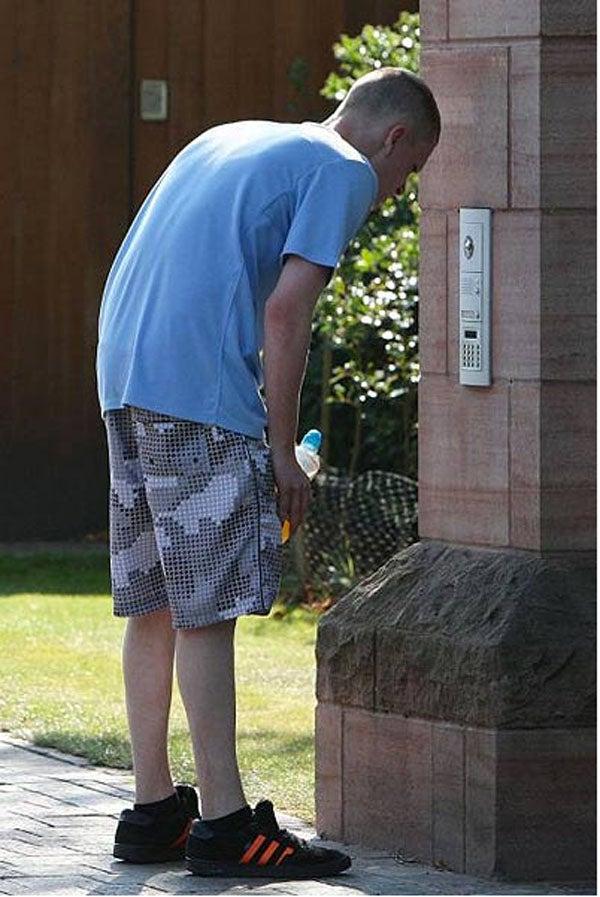 Un aficionado protesta frente a la casa del jugador. FOTO: INTERNET