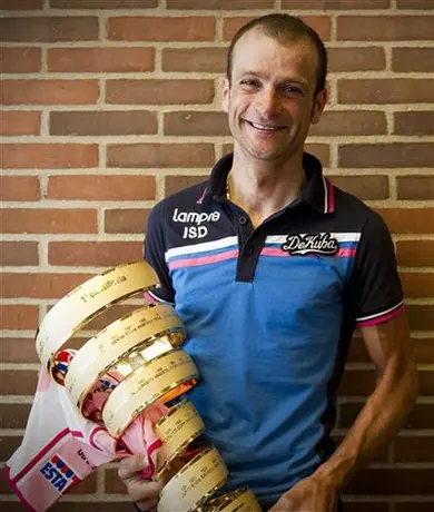 15 ciclistas más vinculados con ex médico de Armstrong