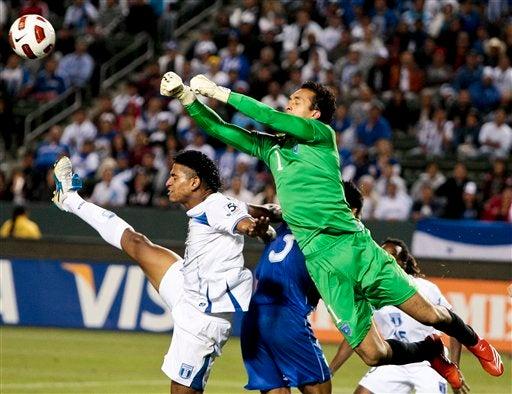 Ricardo Jerez saca el esférico de la zona. FOTO: AP
