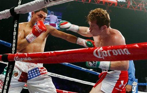 El Canelo dominó a Josesito López durante la pelea y lo mandó a la lona en varias veces para retener su cetro  | AP