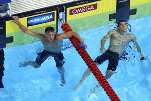 Lochte se impone a Phelps en su primer duelo