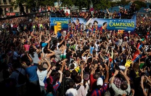 El tour del Barça por las calles congregó a los seguidores tras ganar en Wembley (FOTO: AP)