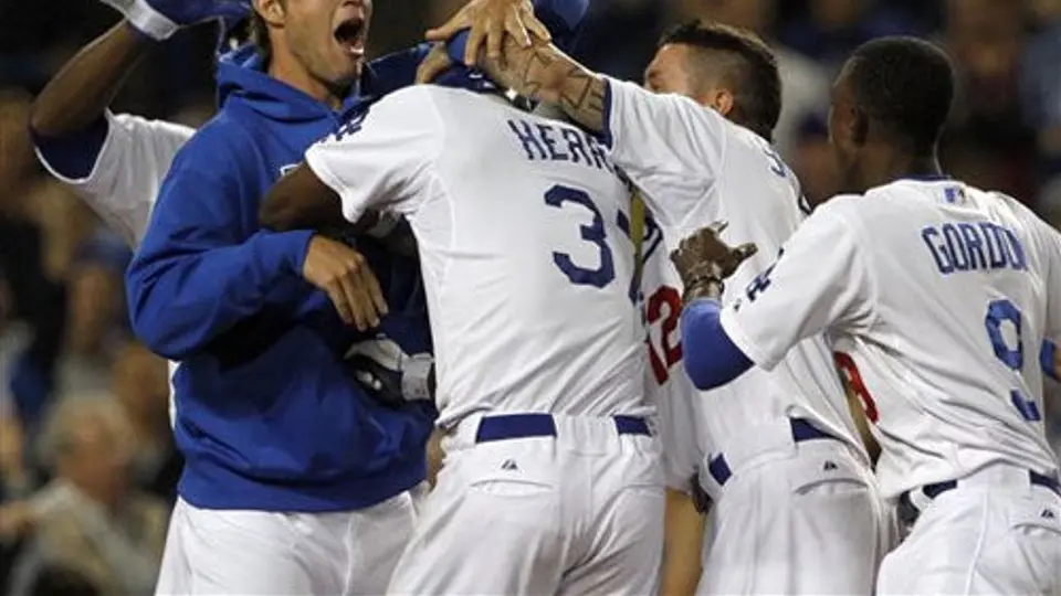 Dodgers se impone a Filis pese a remontada