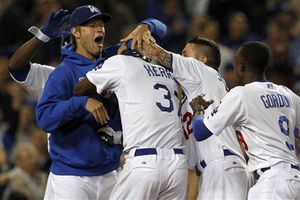 Dodgers se impone a Filis pese a remontada