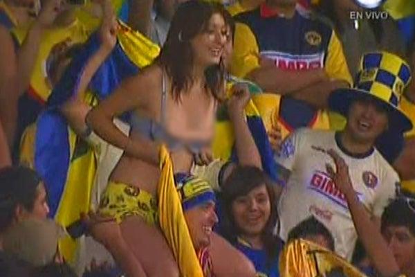 Pese a la derrota de América, esta aficionada se divertía en la tribuna. FOTO: ESPECIAL RÉCORD