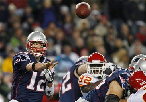 Brady lanza el ovoide. FOTO: AP