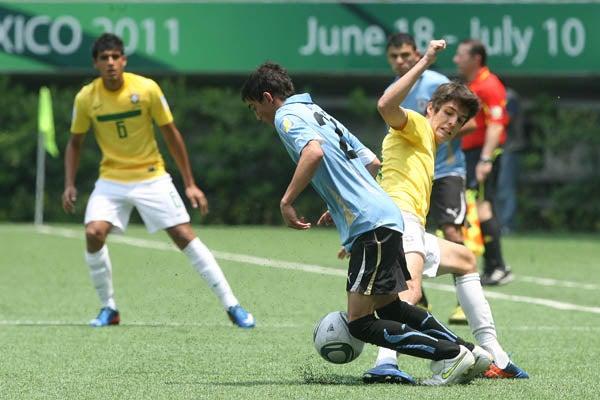 Los charrúas vencieron 3-0 a la joven 'Canarinha'. FOTO: JORGE BARAJAS