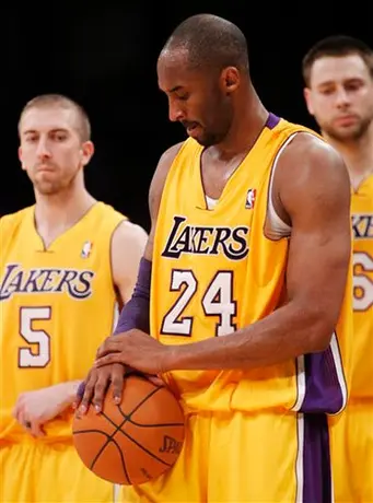 Kobe Bryant sufre lesión en la muñeca