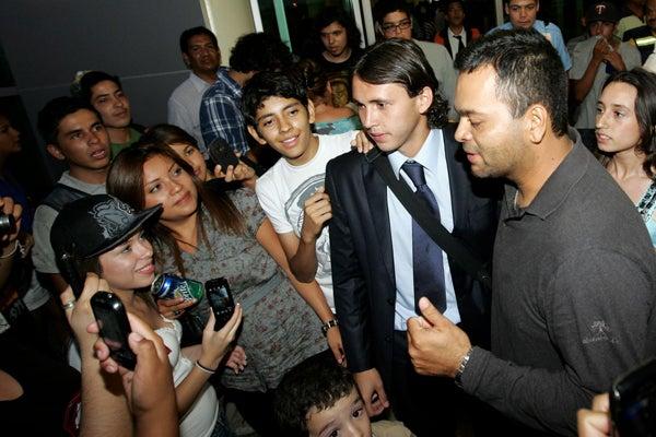 Pese a las casi dos horas de retraso en el arribo, Arellano convivió con la afición rojibalnca. FOTO: YOLANDA ESCOBAR