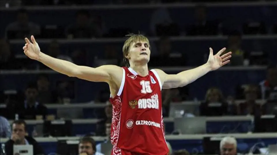 Firma Kirilenko con Minnesota