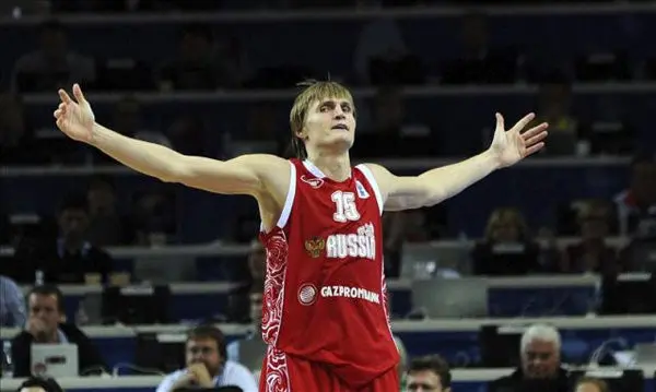 Firma Kirilenko con Minnesota