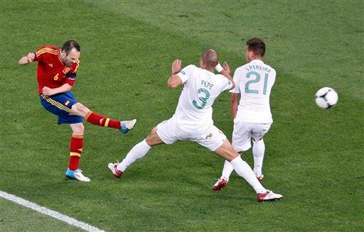 Iniesta tuvo un disparo peligroso en el primer tiempo l AP