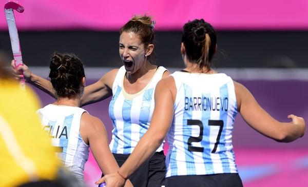 Las bellas argentinas de hockey sobre pasto iniciaron con un contundente 7-1 sobre la selección de Sudáfrica | AP