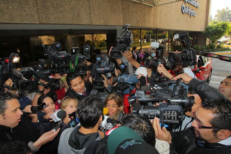 Rodeado de la prensa, el jugador mochiteco ingresó al hospital. FOTO: CIRO GUTIÉRREZ