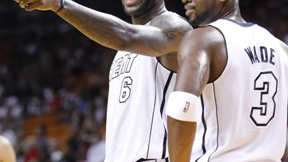 LeBron y Wade mantienen a Miami en 'fuego'