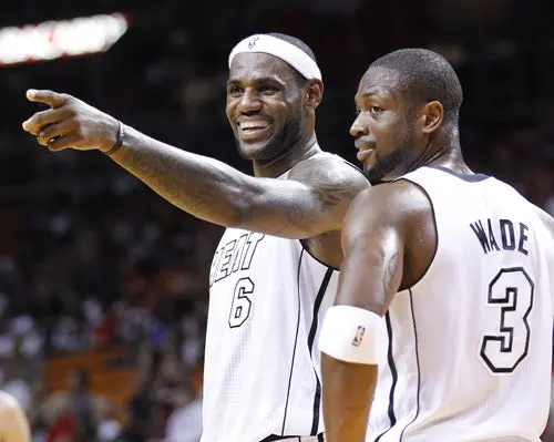 LeBron y Wade mantienen a Miami en 'fuego'