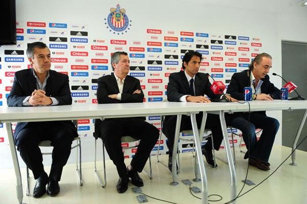 El jugador estuvo acompañado por la plana mayor del Guadalajara. FOTO: SAÚL MOLINA