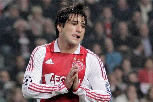 Nicolas Lodeiro, luego de que el árbitro anulara el gol. FOTO: AP