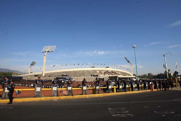 El encuentro en el Olímpico Universitario movilizó un fuerte dispositivo de seguridad (FOTO: ESTEBAN LÓPEZ)
