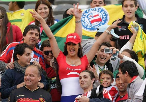 La modelo disfruta del encuentro. FOTO: EFE