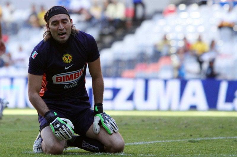 Navarrete volvió a cometer un grave error ante la delantera del Puebla. FOTO: MEXSPORT