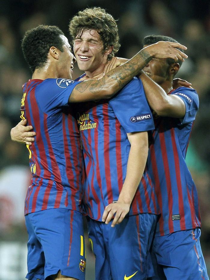 Roberto es felicitado por sus compañeros. FOTO: AP