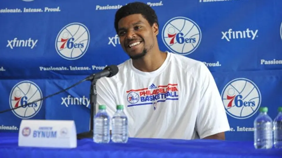 Bynum volverá a entrenarse con Filadelfia en 21 días